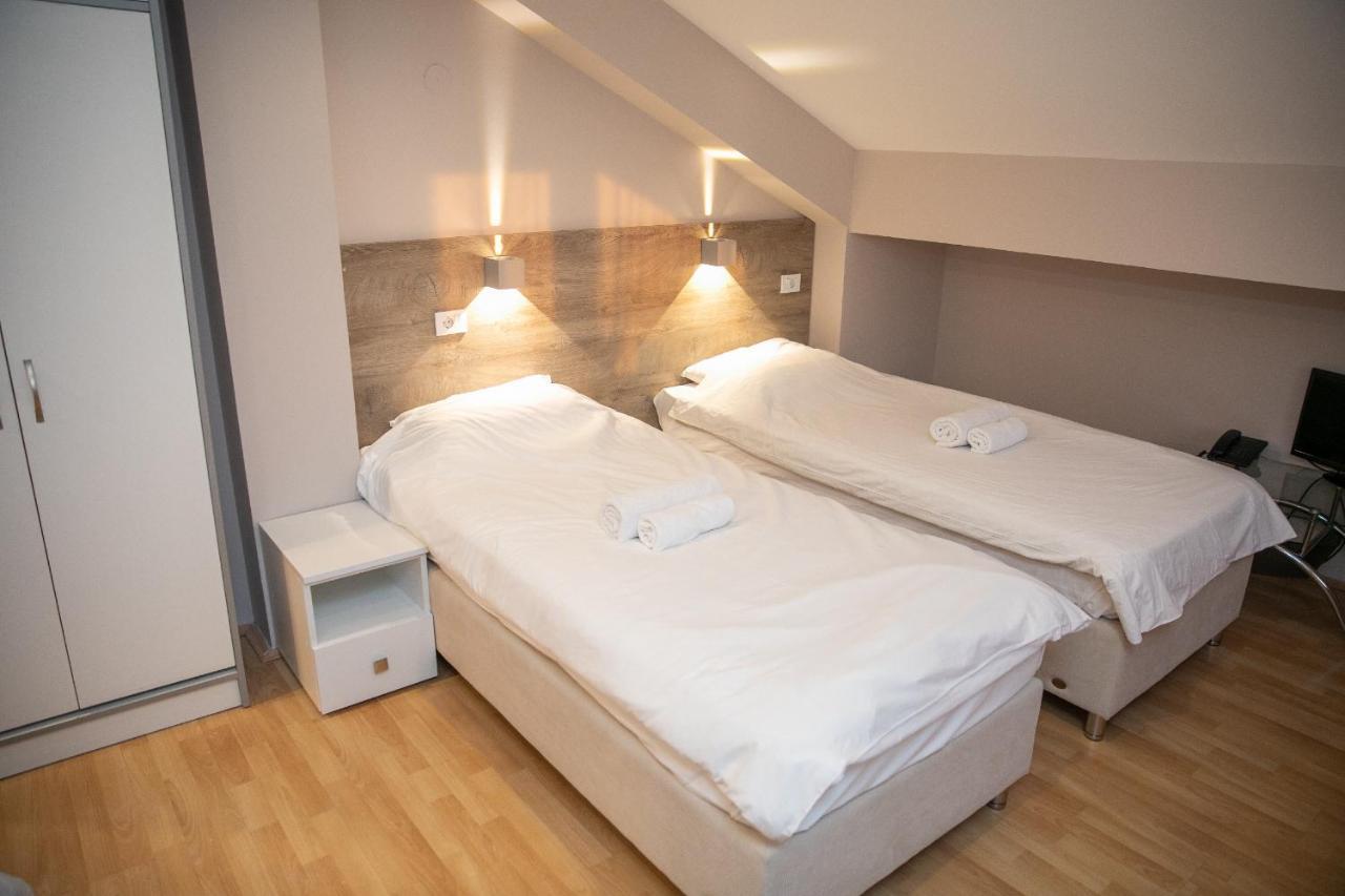Hotel Dijana Пирот Екстериор снимка