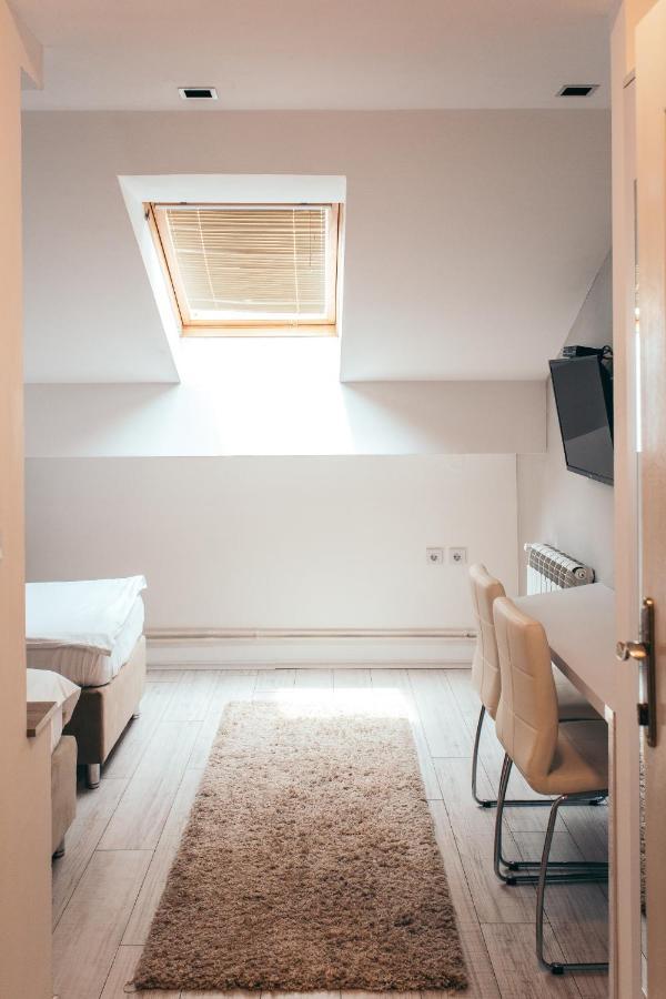Hotel Dijana Пирот Екстериор снимка
